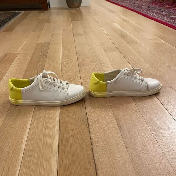 WhiteĀ sneakersā
fromāZara - Picture 6 of 8